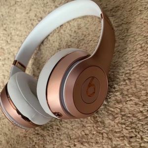 Rose Gold Solo 3 Wireless Beats